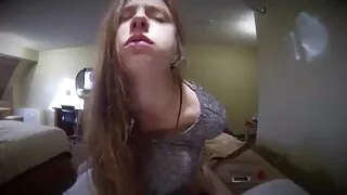 Brunette aux beaux seins baise sa bien-aimée dans site porno lesbienne la chatte humide
