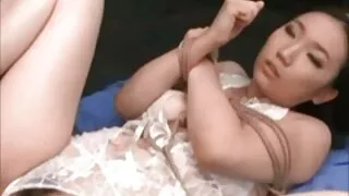 Femme plantureuse baise dans la chatte debout avec un homme dans porno famme avec famme l'atelier de voiture