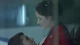 Le bâton de couleur foncée va bien dans la fente étirée de la il doigte sa copine fille