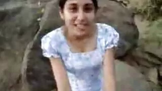 Fille se masturbe mamie tout nu la chatte en plein air au lieu de charger