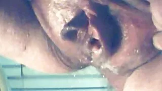 Une nana mignonne dans porno femme de ménage des filets de pêche est à genoux et avale une grosse bite