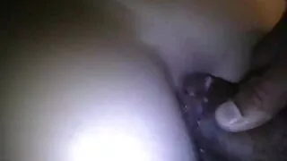 Jeune mamelon baisé film porno de vieilles femmes à travers un préservatif et une éjaculation faciale