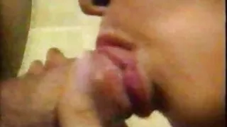 Fille de courrier baisée par le gars video lesbienne massage à qui elle a livré le colis