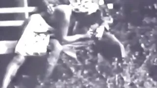 Macho dans tous les trous de baise maman gros seins aux cheveux noirs