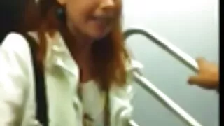 La jolie fille n'est pas du tout opposée aux relations sexuelles brutales et passionnées avec le mâle sexe femme arabe
