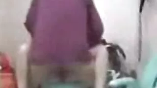 Une fille avec un tatouage sur le porno lesbienne gratuit cul saute activement sur la bite rasée du voisin