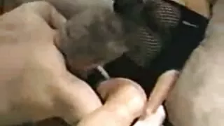 Le vieil homme film porno femme mûre dans le lit a baisé une fille pour de l'argent et a bu du sperme