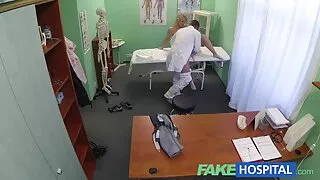 Écartant ses jambes devant un homme noir, la blonde regarde sa video porno pour femme chatte se prendre une grosse bite
