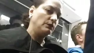 Une blonde sur une chaise grise enfonce porno femme grande taille un gros pénis dans la chatte serrée et chaude d'une brune