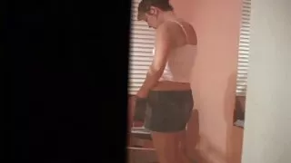 Un homme brutal a baisé actrice porno allemande une bombasse dure dans la rue et une éjaculation faciale