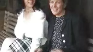 La fille video lesbienne hd développe les fissures avec un gode et laisse entrer la bite anale d'un ami