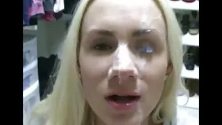 Une blonde laisse un ami ébène lécher sa douce chatte sex belle femme