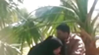 Une xxx vierge fille au beau bronzage baisée à chaud par un mec dans une piscine gonflable