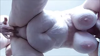 Ebony baise porno enceintes une grosse bite blanche dans la bouche et la chatte
