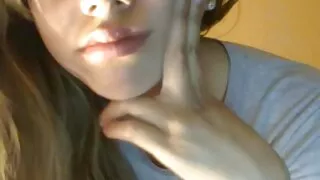 Cunnilingus délicat Et sexe lesbien de deux copines porno animal homme sur le lit