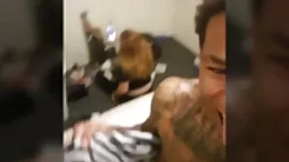 Beau-père baisé porno femme marocain poussin aux cheveux rouges dans les tatouages