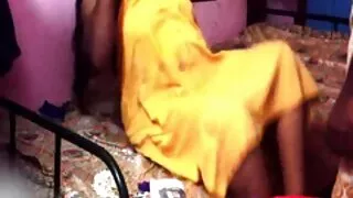 Des filles porno animal et homme dépravées baisent passionnément avec un homme sur le grand canapé