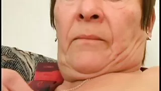 La brune a frotté sa chatte sur les lèvres du mec et bien baisé sur porno femme et cheval le lit
