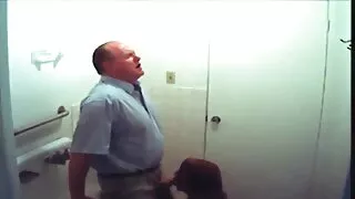 Cutie dans un foulard porno français soeur masturbe activement la bite saillante de cet homme