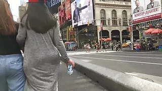 Une jeune blonde écarte les jambes film x femme fontaine pour prendre la bite d'un ami