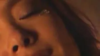 Le mec caresse la chatte de porno homme et femme la fille avec ses doigts et lui colle la bite