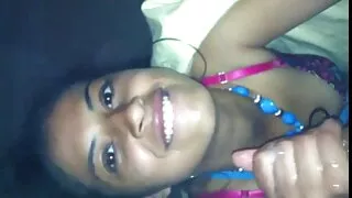 Une fille aux cheveux noirs dans différentes femme nue x poses chevauche le phallus d'un homme