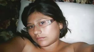 Une nymphe aux teintes foncées suce une bite dans un magasin sexe video femme de voitures et se fait baiser par lui