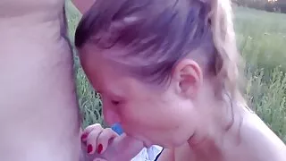 Une fille maigre a fait un sex femme cheval excellent travail avec la grosse bite d'un ami
