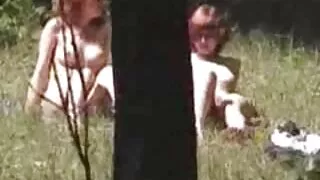 La blonde a bien sucé le joueur tu kiff lesbienne et s'est donné dans le cul