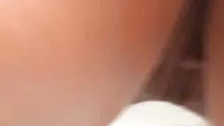 Une fille aux cheveux vidéos x homme longs a goûté la bite de son demi-frère