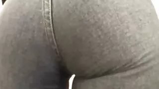 Chuvicha à la peau blanche avec xnxx les hommes une chatte poilue saute sur un phallus