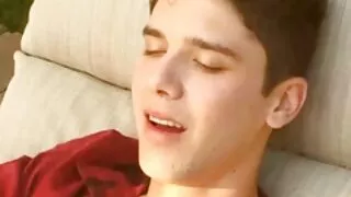 Brunette sur les goujons suce la longue video sexe vieille bite d'un ami parfait