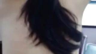 Un mec poilu sort la gorge femme mature nue d'une fille rasée à la bite juteuse
