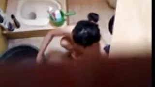 Un jock mature lèche la chatte d'une jeune fille et porno jolie la met sur sa bite