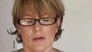 Le mec est venu rendre visite à porn belle soeur la jeune amie pour la baiser fort dans toutes les fentes
