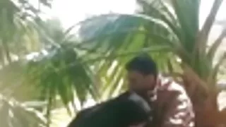 Jolie chienne sourit frère et sœur porno français et regarde le mec dans les yeux tout en masturbant son énorme bite