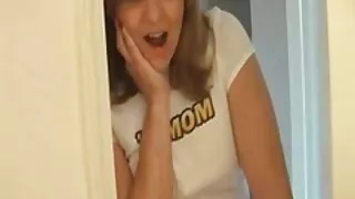 Poussin avec un petit cul saute sur un long gode devant porno massage lesbien w