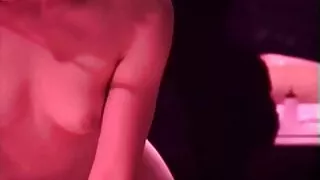 Une nana aux teintes porno femme fontaine foncées avec une chatte non rasée s'est avérée être une jolie amante