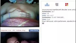 Une fille aux cheveux brillants écarte les porno femme ronde jambes devant la grosse bite de son petit ami