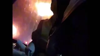 Une nana en plein air se masturbe la femme à gros seins chatte