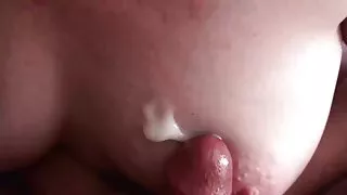 Le mec a mis une fille mince sur sexe poilu le lit et a inséré une bite dans sa chatte rasée