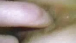 Après avoir chargé une fille aux cheveux longs clara morgane sexe saute sur la bite d'un mec