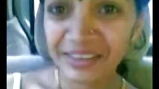 Un mec modeste avec des lunettes, il s'avère, sait comment prono lesbienne baiser la classe